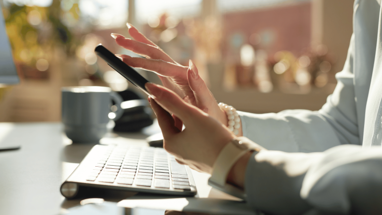 Should You Hire a LinkedIn Ghostwriter? Here’s the Truth No One Tells You​